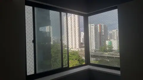 Janela de canto com vidro limpo no Edf. Uirapuru, na Torre