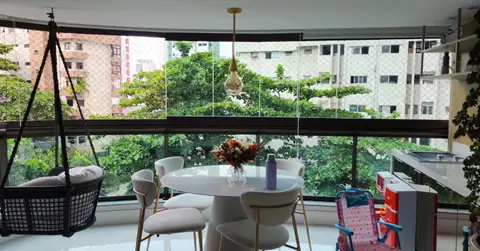 Varanda com cortina de vidro limpa no Edf. Jardins das Acácias, em Boa Viagem