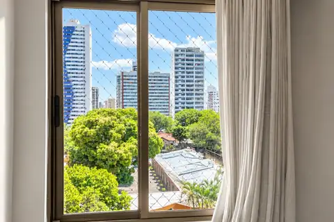 Quarto com janela de vidro limpa no Espinheiro