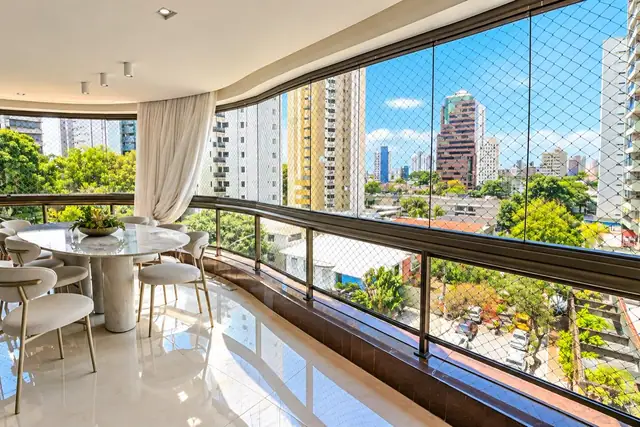 Varanda de apartamento no Espinheiro com cortina de vidro limpa e vista para os prédios de Recife