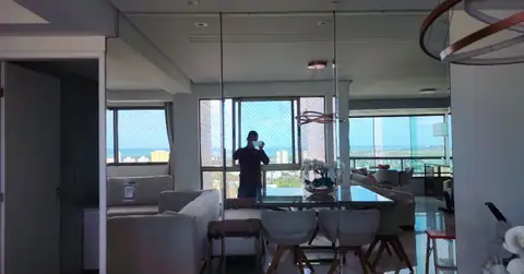 Profissional da Lucas LimpVidros limpando a janela da sala no Rosarinho