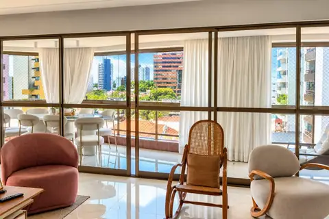 Varanda com cortina de vidro limpa e vista para os prédios do Espinheiro